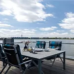 Schwimmendes Swimming Lounge Дом отдыха *