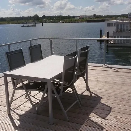 Schwimmendes Swimming Lounge *