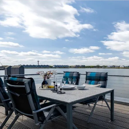 Schwimmendes Swimming Lounge Nyaraló *