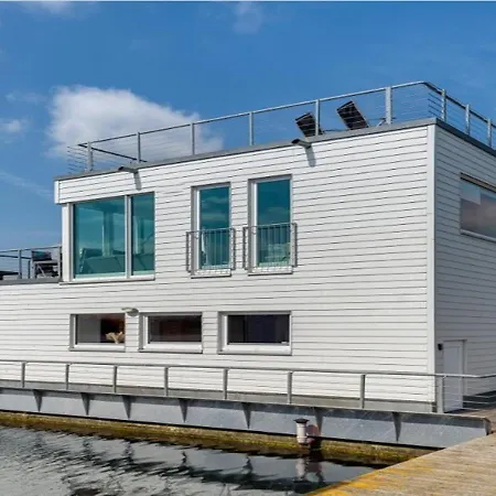 Schwimmendes Swimming Lounge