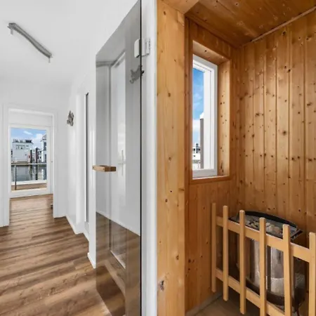 Schwimmendes Swimming Lounge